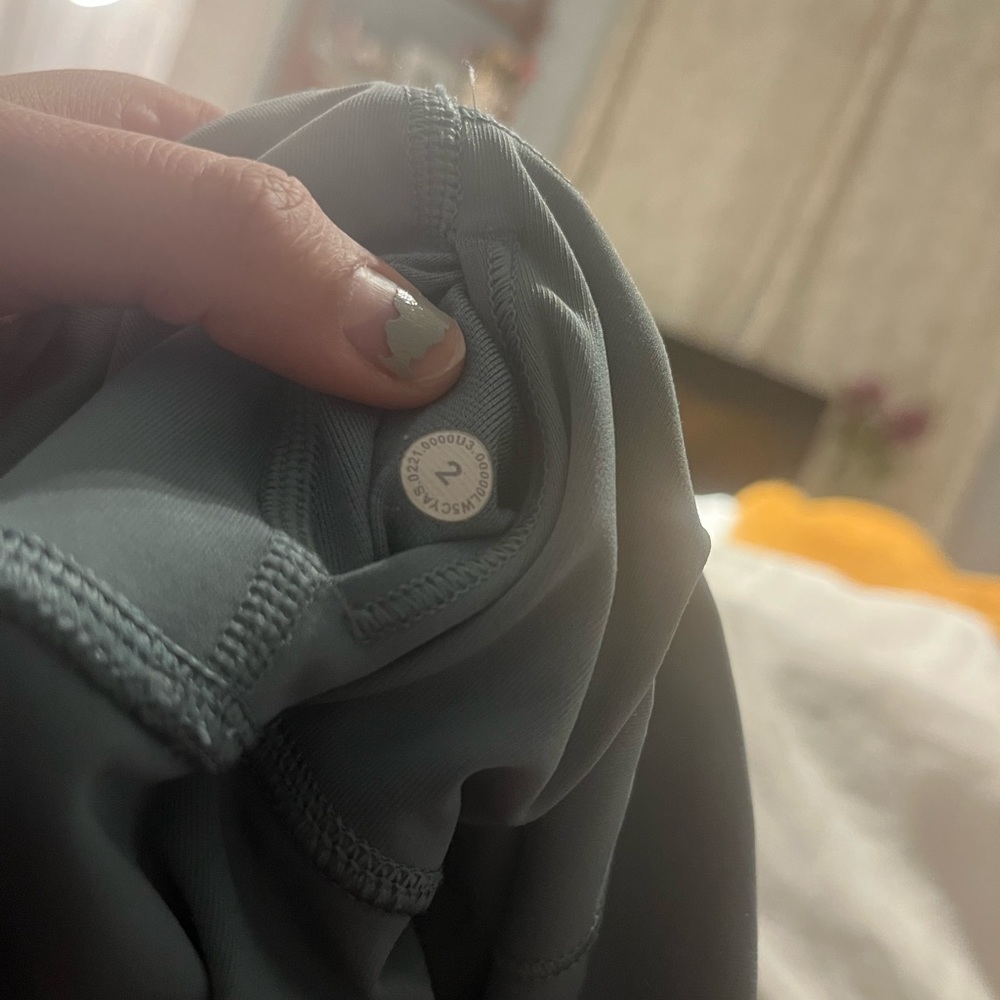 LULULEMON SIZE 2 LEGGINGS - Picture 3 of 3